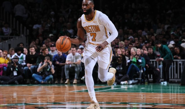 开云体育线上网站-连续迎射文班！杰伦·布朗打满首节8中5拿到12分2板3助