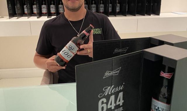 开云体育线上网站-我也创纪录！收21瓶破门啤酒 迭戈·阿尔维斯谢梅西